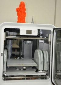 A impressora 3D &eacute; um dos equipamentos dispon&iacute;veis no Polo 