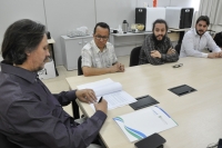 O diretor Geral do Polo, Alexandre Pimenta, durante a assinatura do primeiro contrato Embrapii; em destaque na foto, os diretores da empresa Sema-SEG, Marcos Val&eacute;rio Borges e Dim&iacute;trius Guilherme Ferreira Borges, e o coordenador de PD&amp;I, Adriano Tonelli