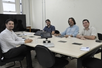 O diretor da Aiko Logic, Rafael Figueiredo (&agrave; esquerda), o coordenador de Gest&atilde;o e Prospec&ccedil;&atilde;o de Projetos, Adriano Tonelli, o diretor Geral do Polo, Alexandre Pimenta (ao centro), e o professor Diego Mello