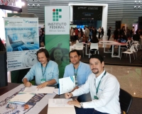 A assinatura do contrato ocorreu durante a feira mais inovadora da Am&eacute;rica Latina, a Finit, realizada em Belo Horizonte. Da esquerda para a direita, o diretor Geral do Polo, Alexandre Pimenta, o professor Manoel Pereira e o diretor da Aiko Logic, Rafael Figueiredo 